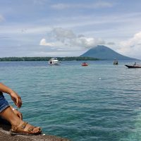 Duduk dijembatan Pulau Siladen Taman Laut Bunaken, Paket Wisata Manado
